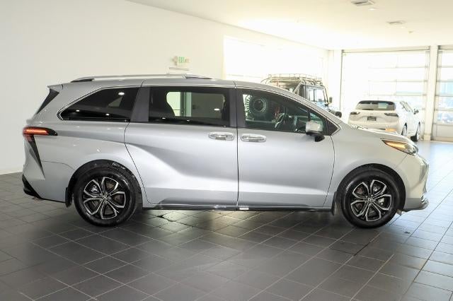 2025 Toyota Sienna Platinum