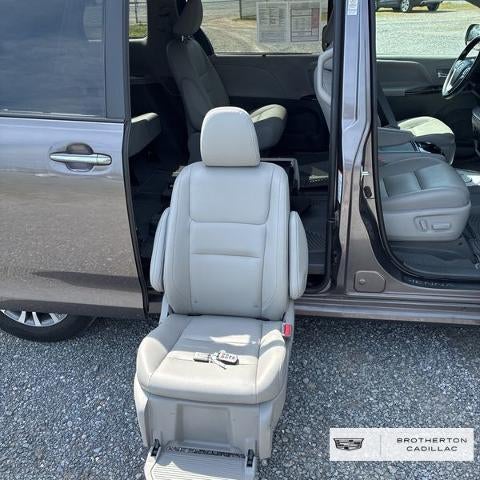 2020 Toyota Sienna XLE Auto Access Seat